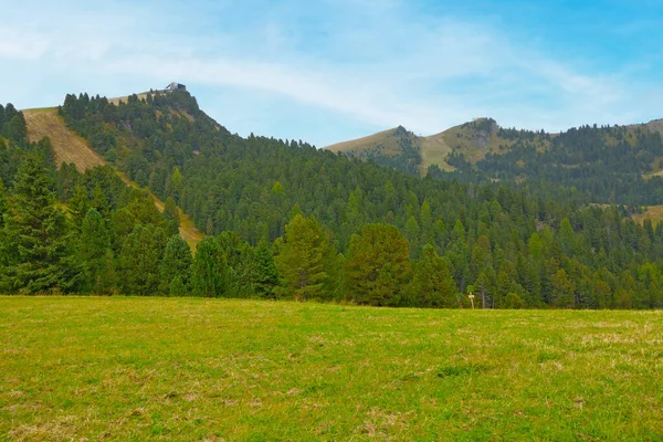 Schöne Grüne Berge Frühling Vor Blauem Himmel — Stockfoto