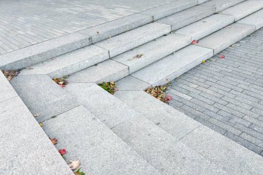 Şehirdeki gri asfalt levhaların manzarası