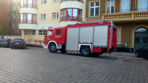 Wroclaw Polen Oktober 2021 Een Brandweerauto Met Knipperende Bakens Kwam — Stockvideo