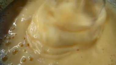 Hamuru mikserle kırbaçlamaya yakın plan.