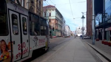 Wroclaw, Polonya, 15 Ekim 2021: Tramvay şehrin eski bölümünden geçiyor. Temiz ve ekolojik ulaşım