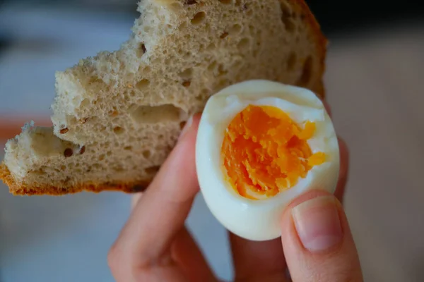 Дівчина Руці Тримає Варене Яйце Шматочок Хліба Легка Закуска — стокове фото