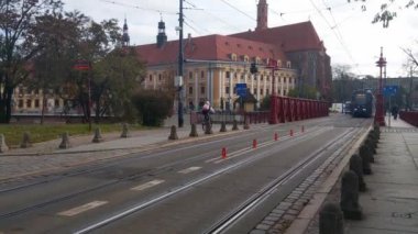 Wroclaw, Polonya, 23 Aralık 2021: modern ekolojik taşıma araçları cadde boyunca ilerliyor. Tramvay