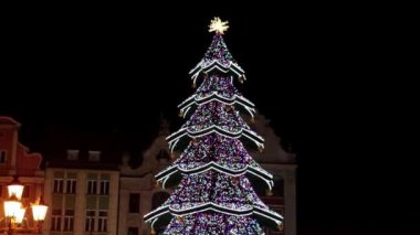 Meydanda parlayan Noel ağacı. Noel havası