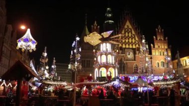 Wroclaw, Polonya, 23 Aralık 2021: Meydandaki güzel parlak Noel pazarı