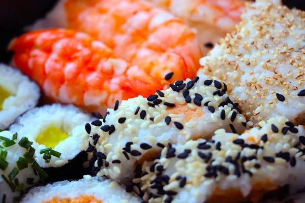 Pyszne Sushi Talerzu Japońskie Jedzenie Żywność Ryżu Ryb — Zdjęcie stockowe