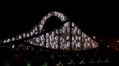 Eski kasabada geceleri parlayan bir köprü. Yeni yıl havası.