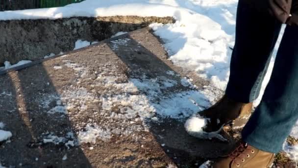 Een Meisje Schudt Sneeuw Van Haar Schoenen Winter Besneeuwde Straten — Stockvideo