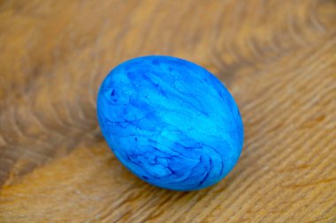 Masada güzel boyanmış yumurta. Paskalya 'nın başlangıcı bir bahar festivali.