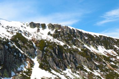 Dağın yamacında beyaz kar uzanır. Goorny manzarası. Güneşli, soğuk bir gün.