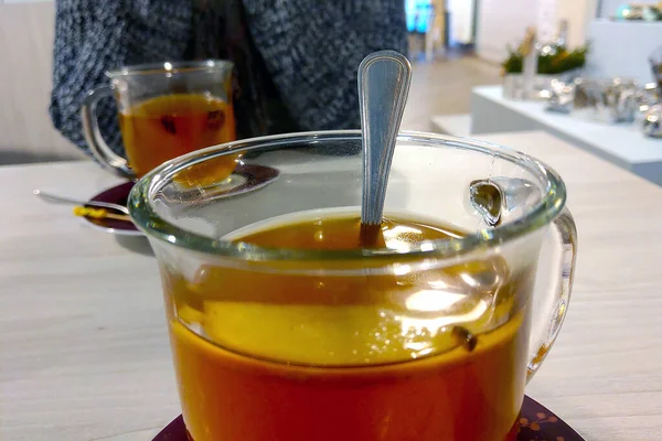 Ένα Φλιτζάνι Νόστιμο Ζεστό Τσάι Στο Καφέ — Φωτογραφία Αρχείου
