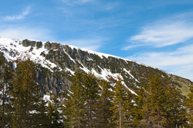 Güneşli bir yaz gününde dağın karla kaplı zirveleri