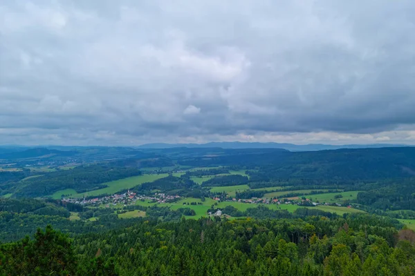 Eine Malerische Aussicht Aus Einer Höhe Von Grünen Feldern Und — Stockfoto
