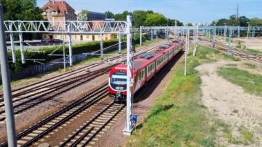 Poznan, Polonya, 15 Ağustos 2021: Hareket eden bir trenin üst görüntüsü. Gelişmiş tren ağı