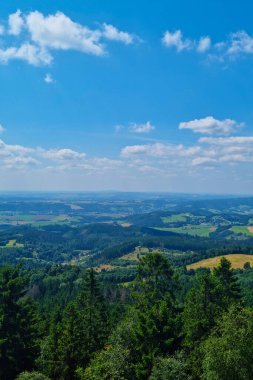 Güneşli bir yaz gününde dağların resimli bir manzarası. Yükseklikten görüntüle