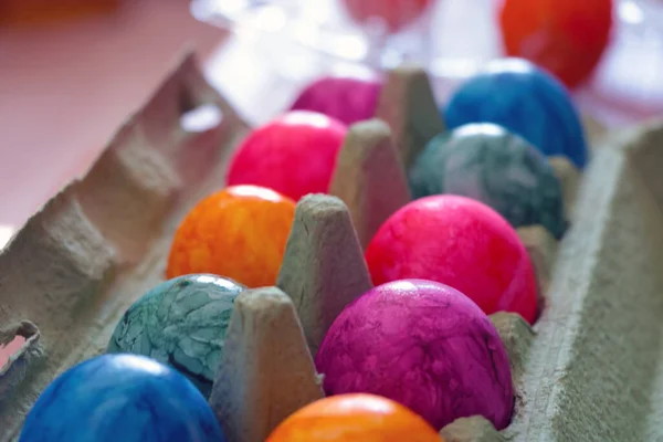 Desenfocado Huevos Pascua Coloridos Están Una Caja Cartón — Foto de Stock