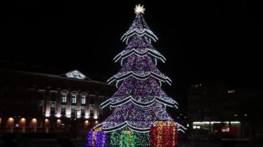 Parlak, güzel bir Noel ağacı. Meydanın dekorasyonu. Noel havası