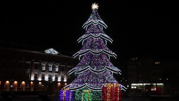 Όμορφο Λαμπερό Χριστουγεννιάτικο Δέντρο Διακόσμηση Της Πλατείας Χριστουγεννιάτικη Διάθεση — Αρχείο Βίντεο