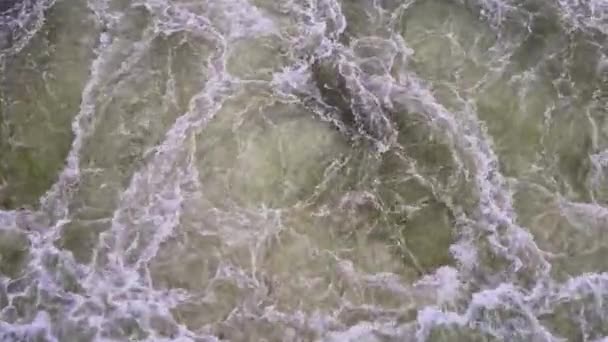 Geniş Bir Akışının Üst Görüntüsü Bir Damla Hidroelektrik Santrali Temizlik — Stok video