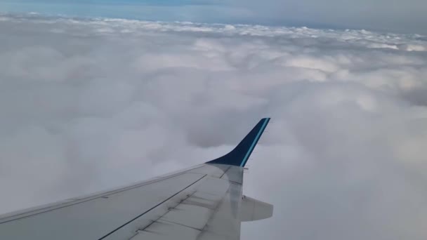 Utsikt Från Flygplansfönstret Flygplansvinge Mot Bakgrund Vita Moln Flyger Högt — Stockvideo