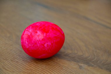 Masada pembe boyalı bir yumurta var, Paskalya.