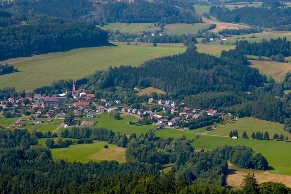 Blick Aus Der Höhe Eines Kleinen Bergdorfes Einem Sonnigen Sommertag — Stockfoto