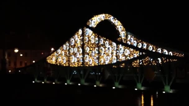 Arka Plan Bulanık Odak Dışı Şehrin Güzel Parlak Süslü Köprüsü — Stok video