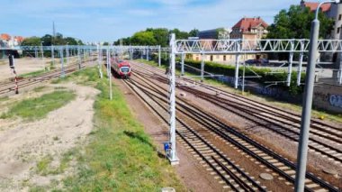 Poznan, Polonya, 25 Haziran 2021: Demiryolu üzerinde modern bir trenin hareketi. Hızlı ve çevre dostu ulaşım. Polonya 'da geliştirilmiş demiryolu sistemi