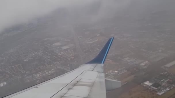 Blick Aus Dem Flugzeugfenster Auf Eine Kleinstadt Einem Nebligen Morgen — Stockvideo