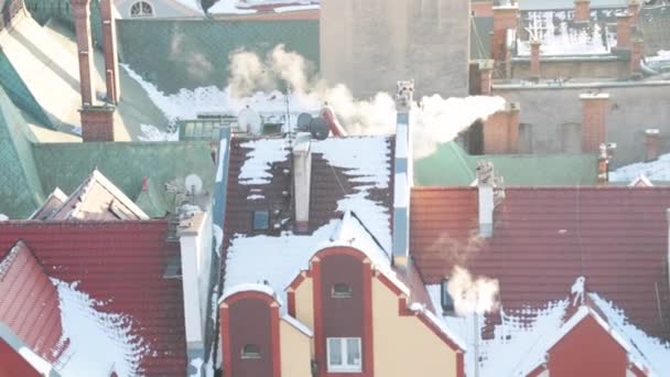 Vinterbakgrund Rök Kommer Skorstenarna Hemma Solig Vinterdag Uppvärmning Hemma Det — Stockvideo