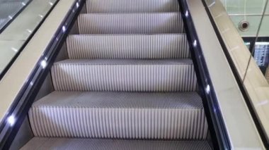 Asansör bir alışveriş merkezinde ya da metroda çalışır. Yukarı ya da aşağı inmek için uygun bir yol.
