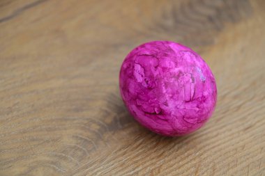 Masanın üzerinde süslü bir yumurta. Bahar tatili için hazırlık - Paskalya