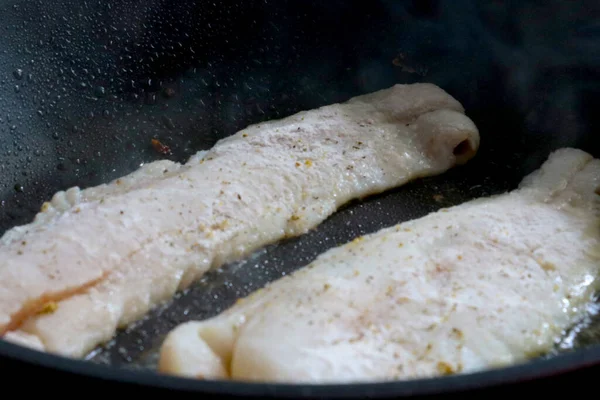 Fisch Wird Einer Pfanne Gebraten Leckeres Und Gesundes Essen — Stockfoto