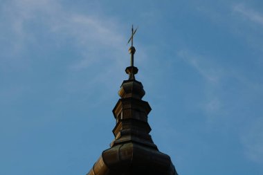 Kilise ya da kilisenin kubbesi dramatik bir gökyüzünün, belanın, savaşın arka planına karşı.