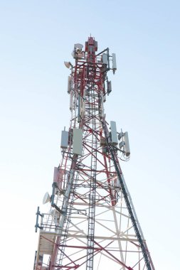 Cihazlı modern iletişim kulesi. Mobil bağlantı. Modern teknolojiler, 5 g