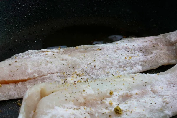 Cozinhar Peixe Uma Frigideira Comida Saudável Deliciosa — Fotografia de Stock