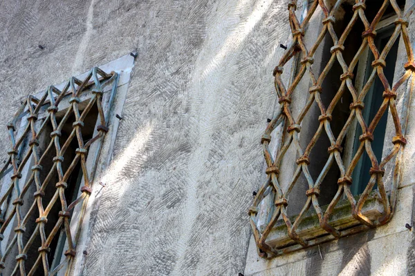 Rostige Gitter Den Fenstern Des Gebäudes Gefängnis — Stockfoto