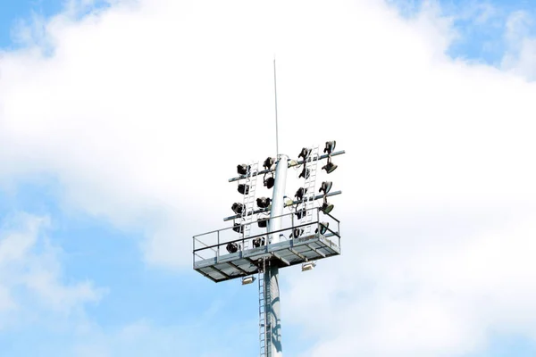 Een Lichtende Toren Het Stadion Tegen Een Blauwe Lucht — Stockfoto