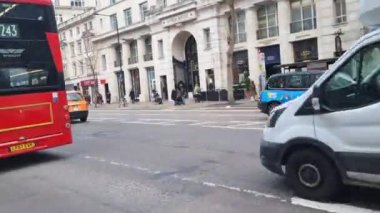 Londra, Birleşik Krallık, 5 Şubat 2022: Londra sokaklarındaki şehir ulaşımı. Trafik vardı..