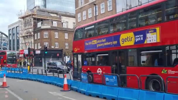 Londra, Birleşik Krallık, 5 Şubat 2022: Londra şehir trafiği. Güzel kırmızı çift katlı otobüsler. — Stok video