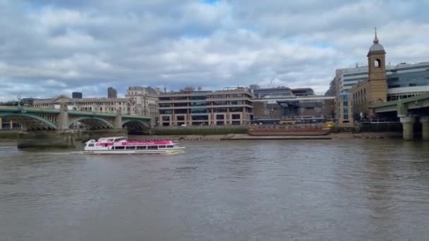 Λονδίνο, Ηνωμένο Βασίλειο, 5 Φεβρουαρίου 2022: γραφική θέα του ποταμού Τάμεση στο Λονδίνο. — Αρχείο Βίντεο