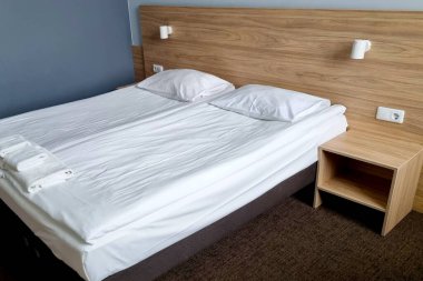 Beyaz çarşaflı modern yatak manzarası