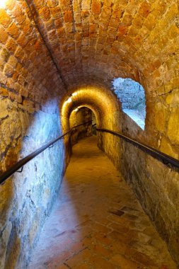 Eski binanın bodrumunun taş girişi.