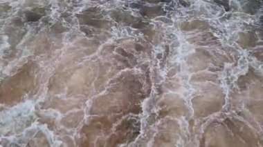 Geniş bir su akışının yüksekliğinden görüntüle