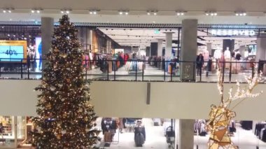 Wroclaw, Polonya, 15 Ocak 2021: Alışveriş merkezinde insanlar alışverişe gider. Parlak ve aydınlık merkez