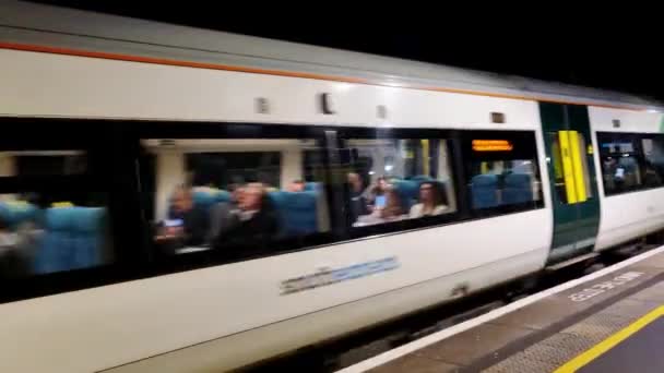 Λονδίνο Ηνωμένο Βασίλειο Φεβρουαρίου 2022 Αναχώρηση Σύγχρονου Τρένου Από Σταθμό — Αρχείο Βίντεο