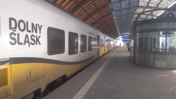2021年1月15日 波兰弗罗茨拉夫 乘客下到站的火车 — 图库视频影像