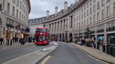 Londra, Birleşik Krallık, 7 Şubat 2022: kırmızı çift katlı otobüsler ve taksiler cadde boyunca ilerliyor