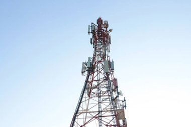 Cihazlı modern iletişim kulesi. Mobil bağlantı. Modern teknolojiler, 5 g