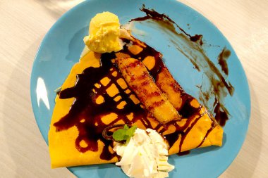 Çikolata ve proteinli leziz bir krep manzarası.